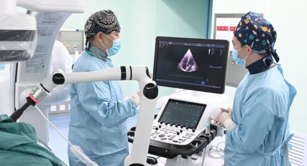 China realiza la primera cirugía de cardiopatía congénita del mundo guiada por un robot de ultrasonido impulsado por IA