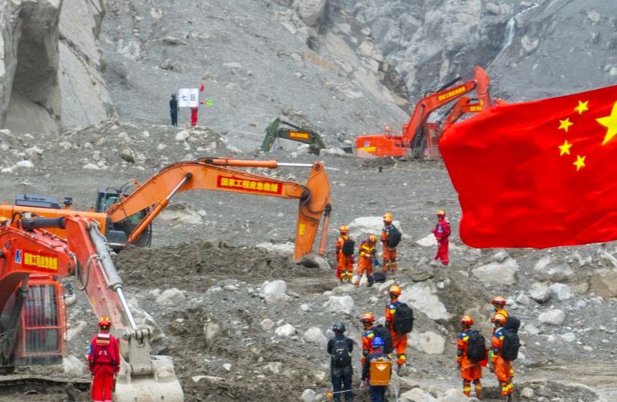 China despliega más de 2.500 rescatistas en puerto fronterizo afectado por alud de lodo en Xizang