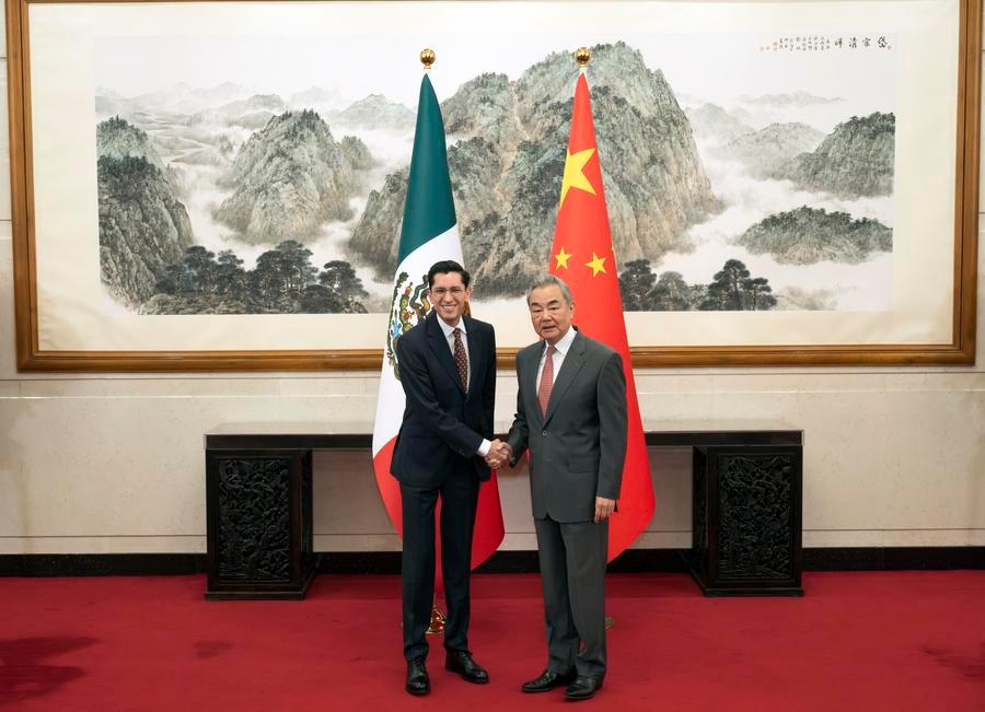 Máximo diplomático de China sostiene conversaciones con secretario de Relaciones Exteriores mexicano