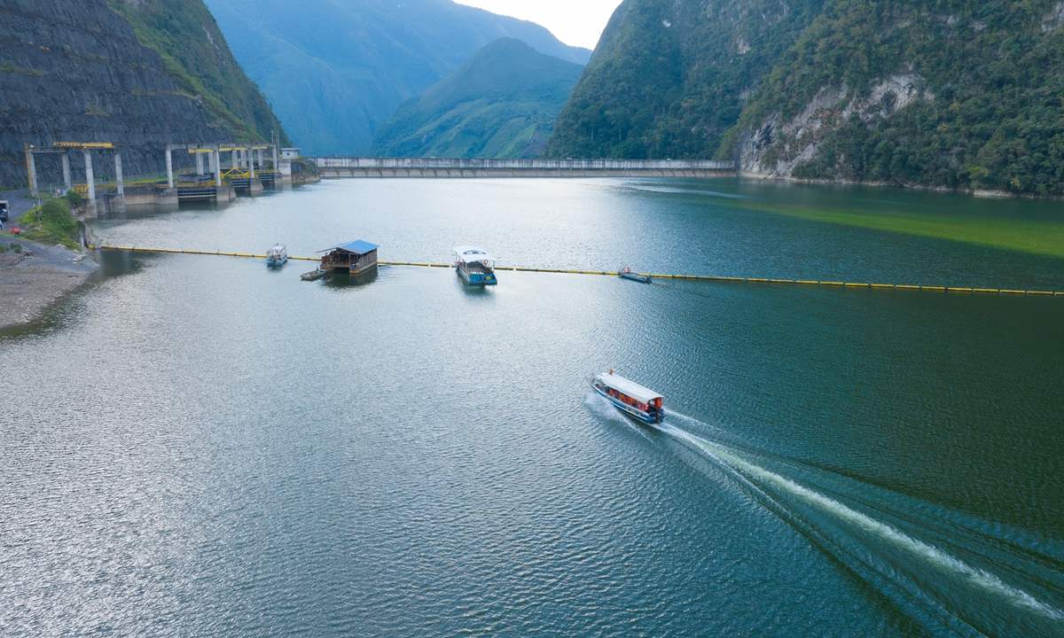 En la cordillera de los Andes peruanos, un pequeño barco abre una nueva ruta hacia una vida mejor