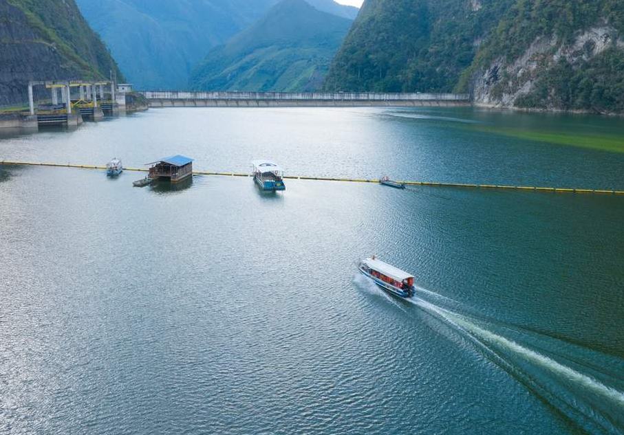 En la cordillera de los Andes peruanos, un pequeño barco abre una nueva ruta hacia una vida mejor