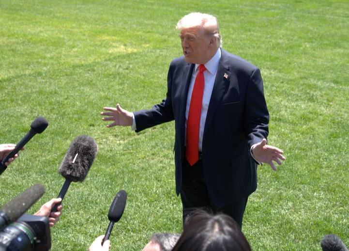 Trump ordena retirar productos canadienses de listas de contratos de Gobierno de EEUU