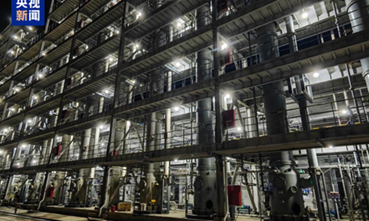 Una línea de demostración de extracción en torre continua a escala de 1.000 toneladas para la producción de carbonato de rubidio y carbonato de cesio en la provincia oriental china de Jiangxi. (Foto: CCTV News)
