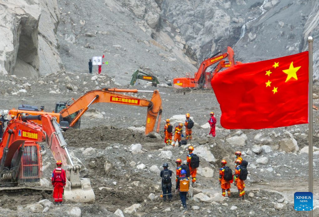 Imagen tomada con un dron el 6 de septiembre de 2026 de rescatistas trabajando en la zona central del puerto de Gyirong, afectado por una avalancha de lodo, en la región autónoma de Xizang, en el suroeste de China. Hasta las 18:00 horas del sábado, se había confirmado la muerte de 43 personas y otras 519 permanecían desaparecidas, como resultado de una avalancha de lodo que el 26 de agosto devastó el Puerto de Gyirong, en la frontera entre China y Nepal, situado en la región autónoma de Xizang, suroeste de China, según informaron el domingo las autoridades locales de rescate y respuesta a emergencias. (Xinhua/Tenzin Nyida)