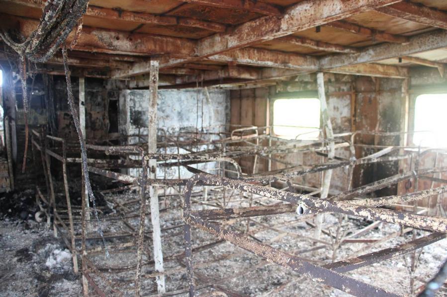 Imagen del 11 de septiembre de 2026 del interior de un transbordador calcinado, en la provincia de Palawan, Filipinas. (Xinhua/Guardia Costera de Filipinas)