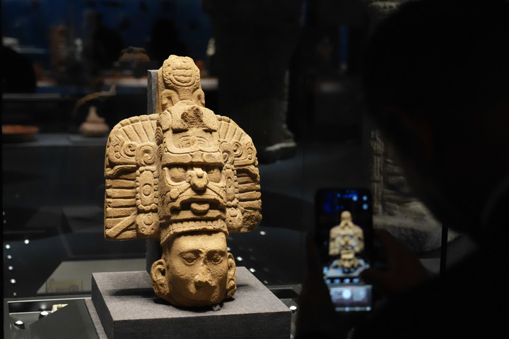 Esta es una de las piezas que presenta al público el Museo Capital de Beijing como parte de la exhibición "Maíz, oro, jaguar: Gran exposición de las antiguas civilizaciones maya y andina". La muestra ocupa tres grandes salas de exposición y espacios públicos del recinto, con una superficie total cercana a los 10.000 metros cuadrados, siendo la mayor exposición organizada por el museo desde su inauguración. (Xinhua)