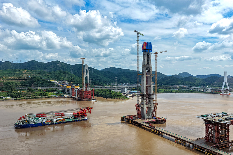 Fuchimen, la última torre principal del puente vial-ferroviario Ningbo-Zhoushan, fue coronada el 13 de septiembre del 2026. (Foto: VCG)