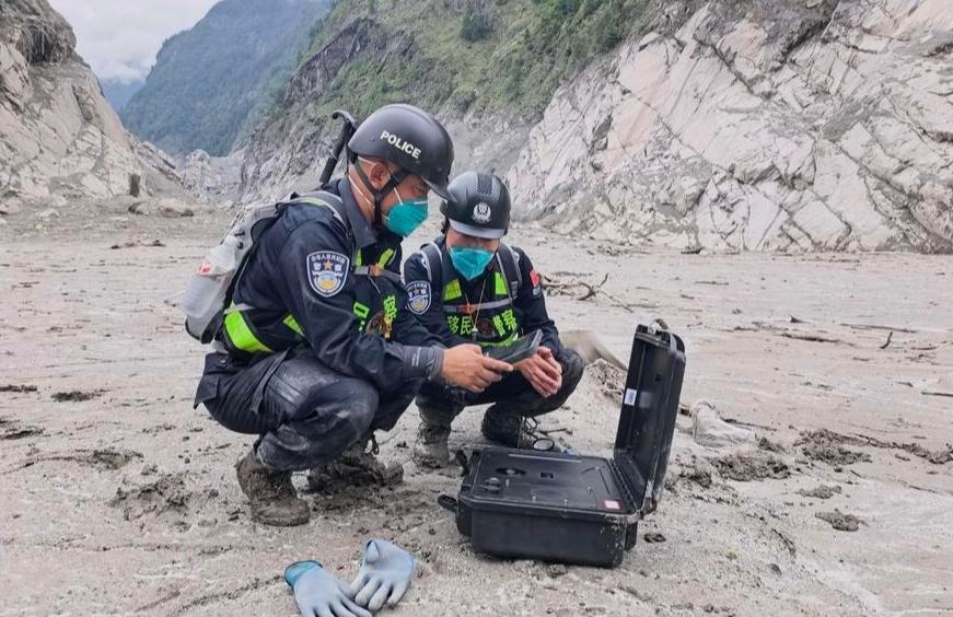 China notifica a embajadas sobre pasos en recolección de ADN para identificar a extranjeros desaparecidos en avalancha de lodo fronteriza, informa portavoz