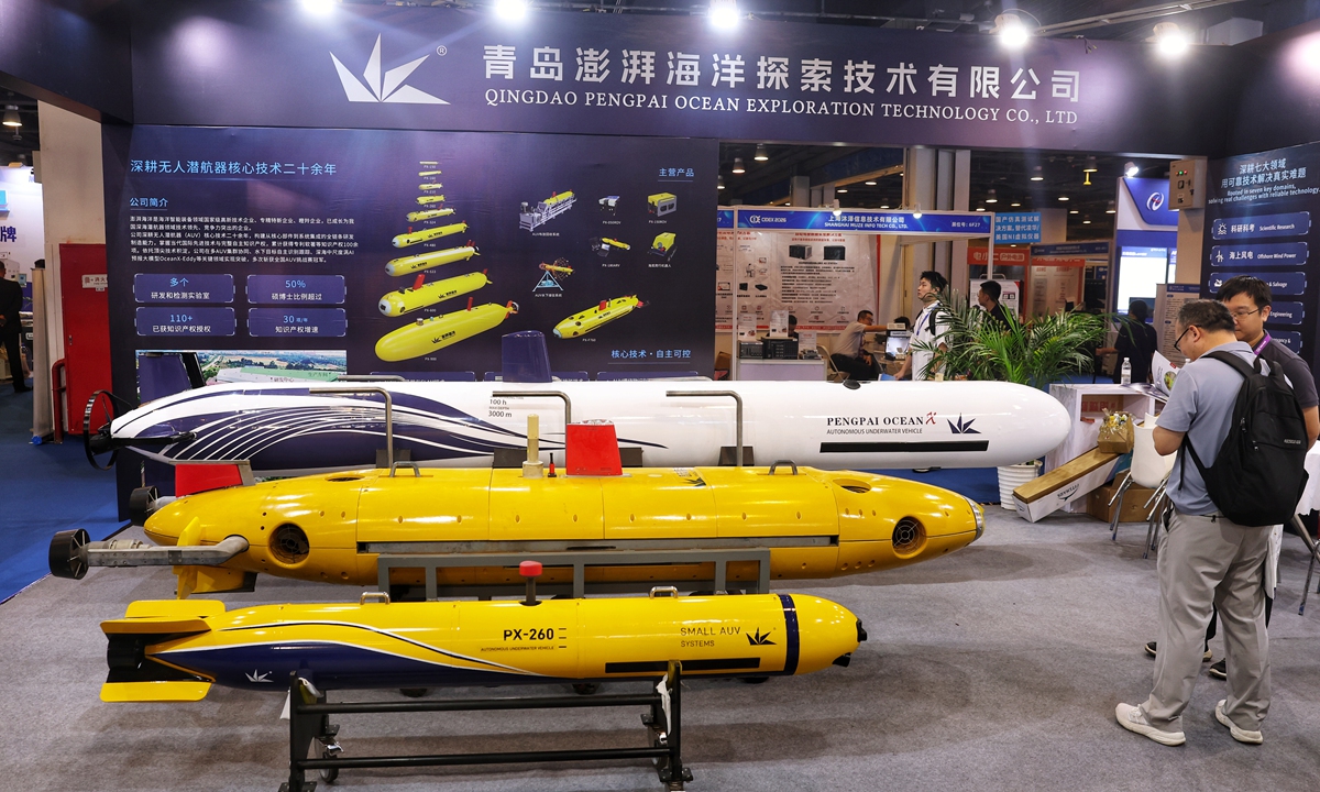 Tres vehículos submarinos no tripulados de distintos tamaños en exhibición en la feria. Foto: Cui Meng/GT