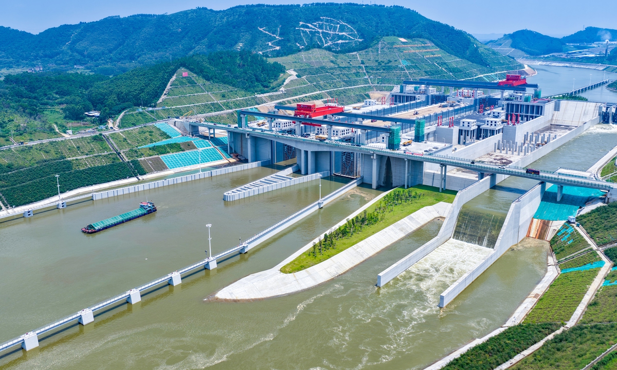 Embarcación navega por el Canal de Pinglu, cerca del centro de Madao. (Foto: cortesía del Grupo del Canal Pinglu)