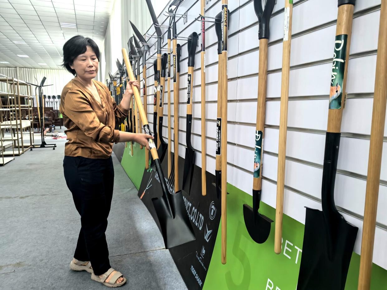 Un empleado de una empresa con sede en Pingquan, en la provincia de Hebei, presenta herramientas de jardinería en la sala de exposición, 27 de septiembre del 2026. (Foto: Hebei Daily / Chen Baoyun)