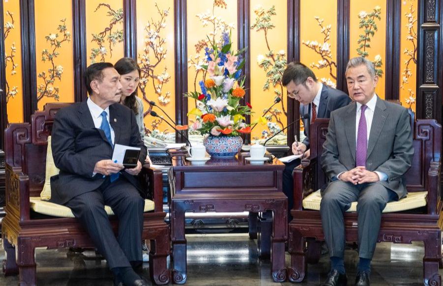 Canciller chino se reúne con presidente del Consejo Económico Nacional de Indonesia