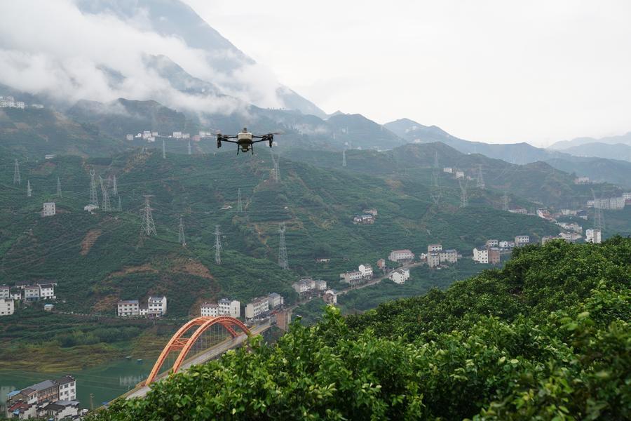 Esta panorámica aérea, tomada el 4 de septiembre de 2026, muestra embarcaciones participando en un ejercicio integral de navegación en el canal Pinglu en Qinzhou, en la región autónoma de la etnia zhuang de Guangxi, en el sur de China. (Xinhua/Zhang Ailin)