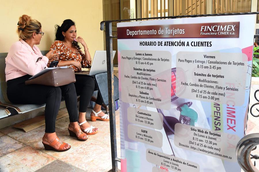 Mujeres esperan en la oficina de trámites de Fincimex S.A., en La Habana, capital de Cuba, el 4 de junio de 2026. (Xinhua/Joaquín Hernández)