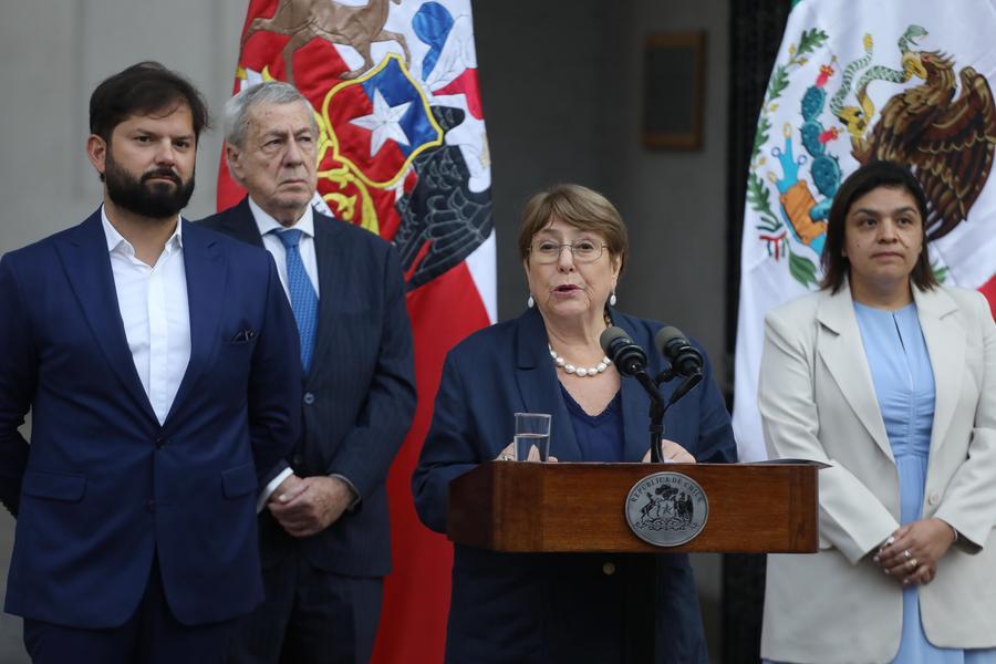 Imagen cedida por la Agencia de Noticias de Chile AGENCIA UNO de la expresidenta chilena, Michelle Bachelet (2-d), hablando junto al entonces presidente chileno, Gabriel Boric (i), en el Palacio de La Moneda, en Santiago, capital de Chile, el 2 de febrero de 2026. (Xinhua/Sebastián Beltrán Gaete/AGENCIAUNO)