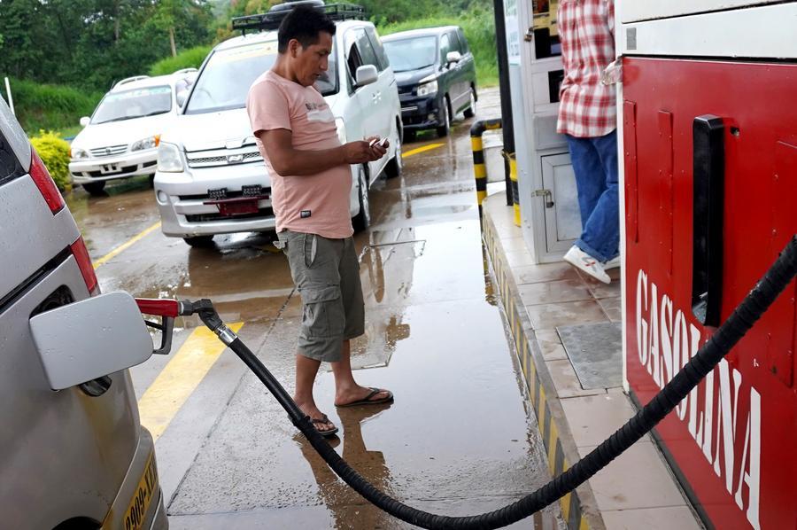 Un hombre reabastece de combustible un vehículo en una estación de servicio en una carretera, cerca del municipio de Rurrenabaque, en el departamento de Beni, en el noreste de Bolivia, el 22 de abril de 2026. (Xinhua/Javier Mamani)