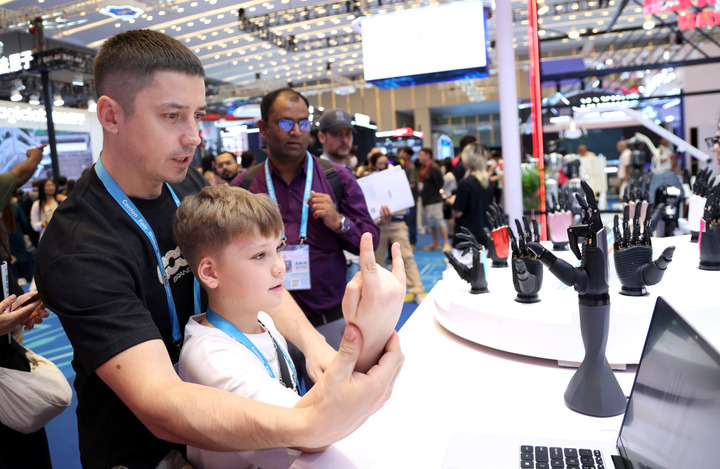 Visitantes interactúan con una mano biónica en la edición 139 de la Feria de Importación y Exportación de China, en Guangzhou, provincia meridional china de Guangdong, el 15 de abril de 2026. (Xinhua/Lu Hanxin)
