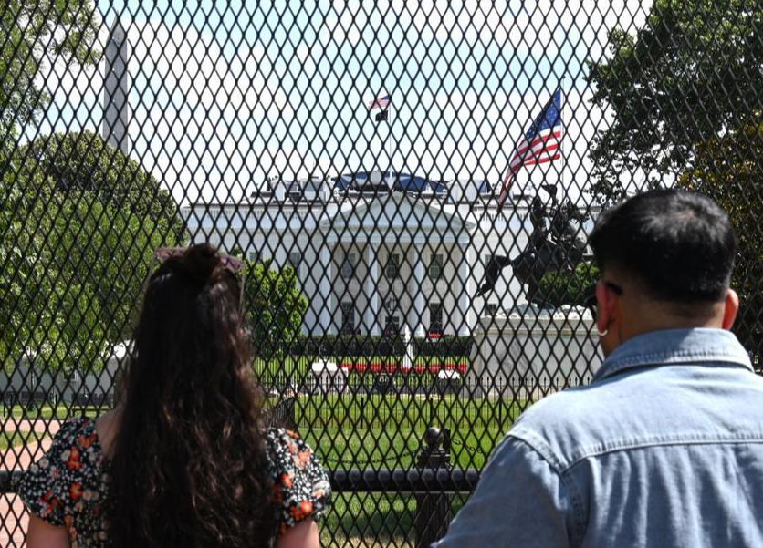 Tres medios de EEUU presentan demanda tras ser vetados de Casa Blanca
