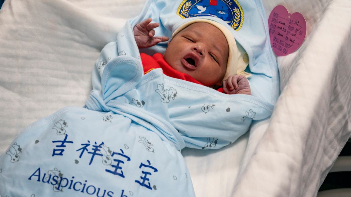 El buque hospital de la Armada china trae al mundo al primer «bebé de la suerte» durante una misión en Mauritania