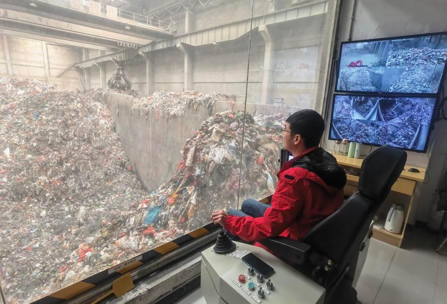 Esta foto de archivo muestra a un trabajador en una planta de energía eléctrica de incineración de residuos domésticos en el distrito de Yongfeng de la ciudad de Ji'an, en la provincia oriental china de Jiangxi. (Xinhua)