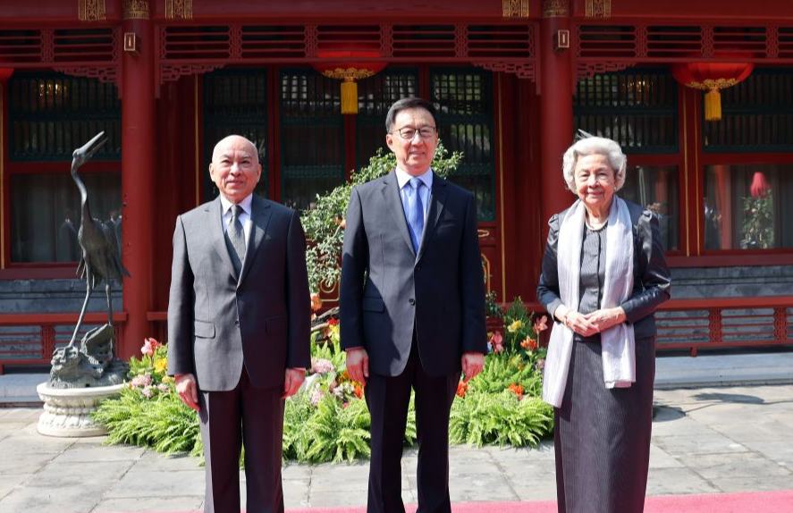 Vicepresidente chino se reúne con rey y reina madre de Camboya