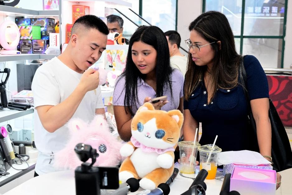 Comerciantes extranjeros adquieren juguetes inteligentes de compañía en el Mercado de Comercio Internacional de Yiwu, en la provincia de Zhejiang, al este de China. (Foto: Shi Bufa)
