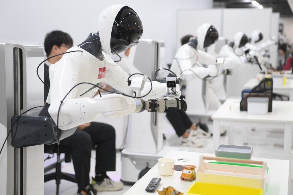 Varios técnicos entrenan robots humanoides en un centro de recopilación de datos y entrenamiento de robots con inteligencia corporeizada en Suqian, provincia de Jiangsu, en el este de China. (Foto: Wang Shuaifu)