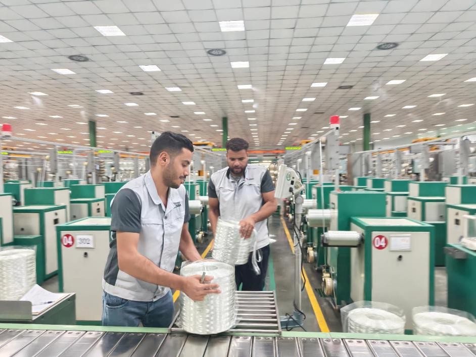 Empleados locales trabajan en un taller de Jushi Egypt for Fiberglass Industry S.A.E., en la Zona de Cooperación Económica y Comercial TEDA Suez entre China y Egipto. (Diario del Pueblo/Zhou Zhou)
