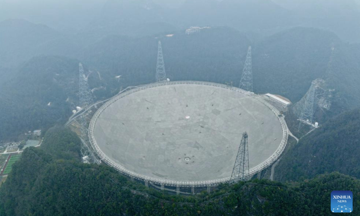 Una fotografía aérea tomada por un dron el 16 de enero de 2026 muestra el Radiotelescopio Esférico de Apertura de Quinientos Metros (FAST) de China durante labores de mantenimiento en la provincia de Guizhou, en el suroeste del país. (Xinhua/Ou Dongqu)