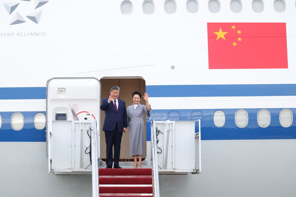 Xi llega a EEUU para visita de Estado y es recibido por Trump en aeropuerto
