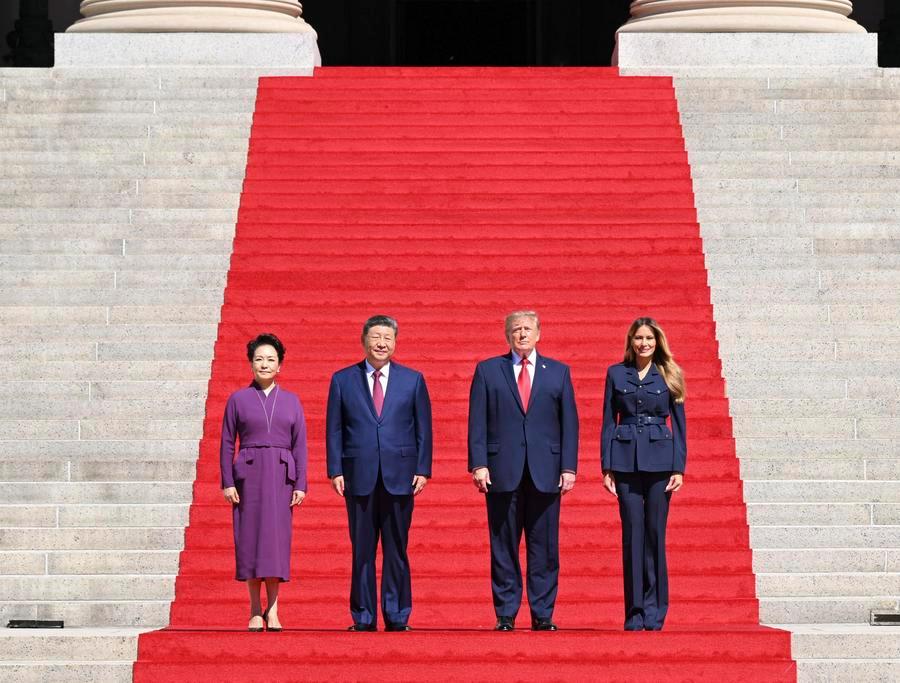 El presidente chino, Xi Jinping, y su esposa, Peng Liyuan, visitan los Archivos Nacionales de Estados Unidos, en compañía del presidente estadounidense, Donald Trump, y su esposa, Melania Trump, después de su charla tomando el té, en Washington D. C., Estados Unidos, el 25 de septiembre de 2026. (Xinhua/Li Xiang)