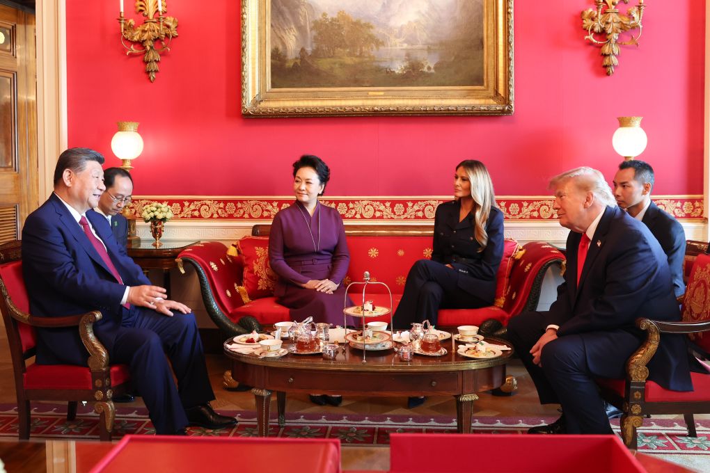 El presidente chino, Xi Jinping, y su esposa, Peng Liyuan, charlan tomando el té con el presidente estadounidense, Donald Trump, y su esposa, Melania Trump, en la Casa Blanca, en Washington D. C., Estados Unidos, el 25 de septiembre de 2026. (Xinhua/Yao Dawei)