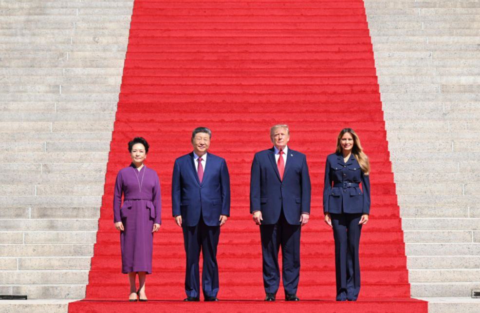Xi y Peng Liyuan visitan Archivos Nacionales de EEUU acompañados de Trump y su esposa