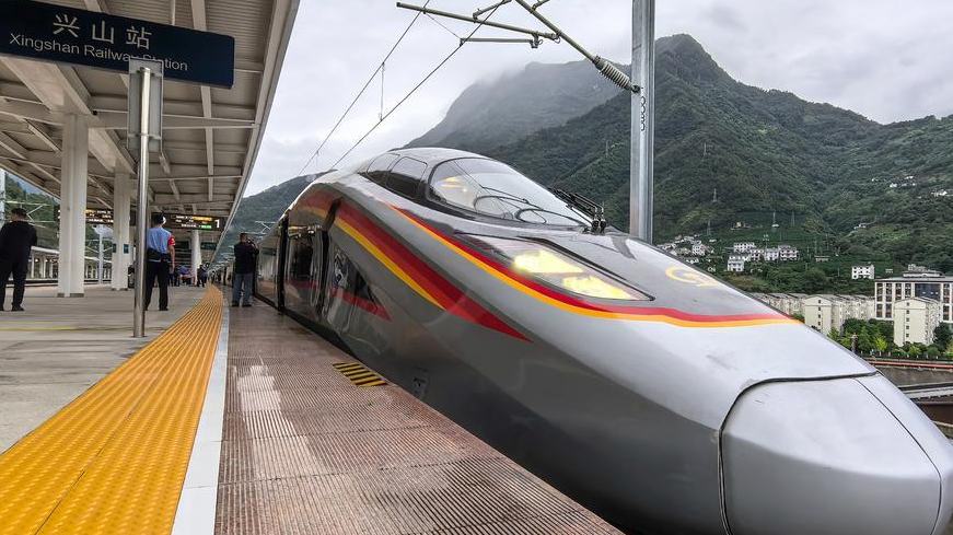 Inaugurada línea ferroviaria de alta velocidad que atraviesa región montañosa del centro de China