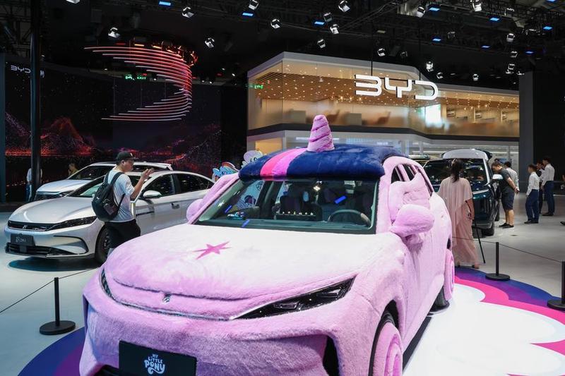 Visitante toma fotos de un vehículo de BYD en exhibición durante el Salón del Automóvil de la Gran Área de la Bahía de Guangdong-Hong Kong-Macao 2026 en Shenzhen, provincia de Guangdong, 29 de mayo de 2026. (Foto: Xinhua)