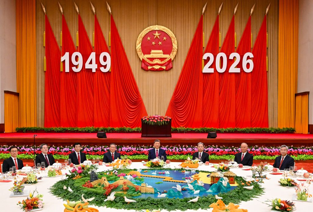  El primer ministro chino, Li Qiang, también miembro del Comité Permanente del Buró Político del Comité Central del Partido Comunista de China, preside una recepción para celebrar el 77º aniversario de la fundación de la República Popular China, en el Gran Palacio del Pueblo, en Beijing, capital de China, el 30 de septiembre de 2026. (Xinhua/Yin Bogu)