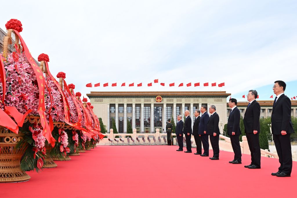 El presidente chino, Xi Jinping, y otros líderes del Partido Comunista de China y del Estado incluyendo a Li Qiang, Zhao Leji, Wang Huning, Cai Qi, Ding Xuexiang, Li Xi y Han Zheng, asisten a una ceremonia para presentar ofrendas florales a los héroes nacionales caídos, en la Plaza de Tian'anmen, en Beijing, capital de China, el 30 de septiembre de 2026. El evento se realizó para conmemorar el Día de los Mártires. El homenaje se realiza el 30 de septiembre, un día antes del Día Nacional, y la fecha conmemora a quienes dieron sus vidas por la independencia y prosperidad del país. (Xinhua/Li Xiang)