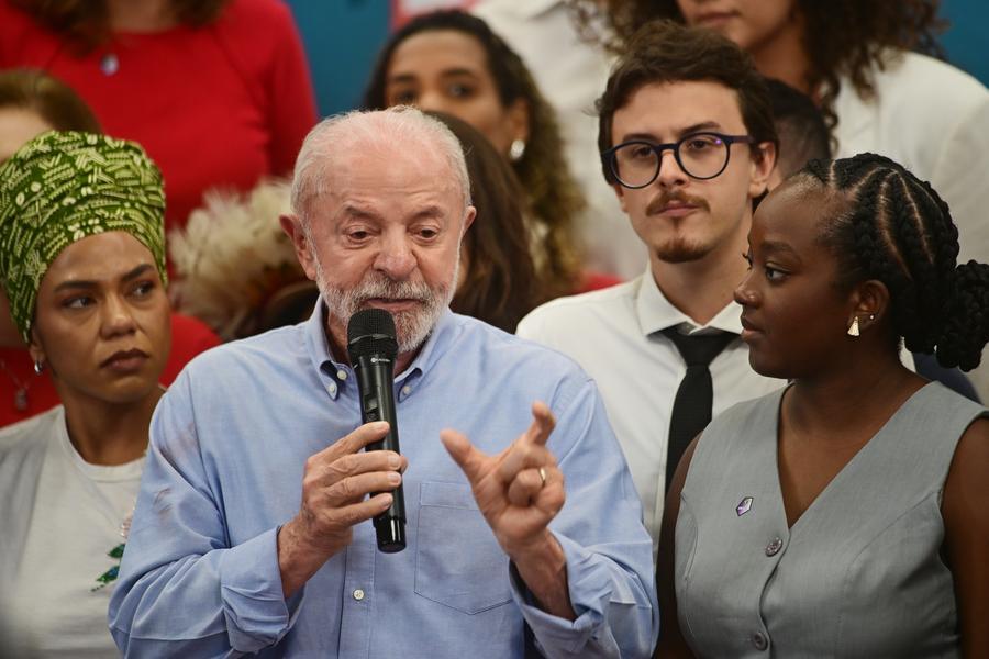 Lula desafía a Flávio Bolsonaro a apoyar propuesta de reducción de jornada laboral en Brasil