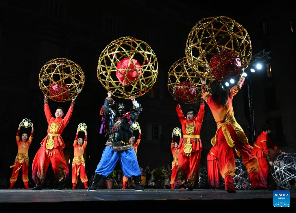 Imagen del 23 de septiembre de 2026 de artistas de Shanghai de China realizando una presentación durante la ceremonia de inauguración del Festival La Mercè, en Barcelona, España. La Mercè, la mayor fiesta anual de Barcelona, comenzó aquí el miércoles. (Xinhua/Cheng Min)