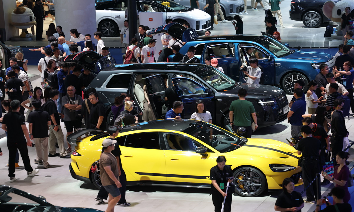 Visitantes se reúnen en la 29.ª edición del Salón Internacional del Automóvil de Chengdu, celebrado en la Western China International Expo City de Chengdu (provincia de Sichuan, suroeste de China), el 21 de agosto de 2026. Foto: VCG