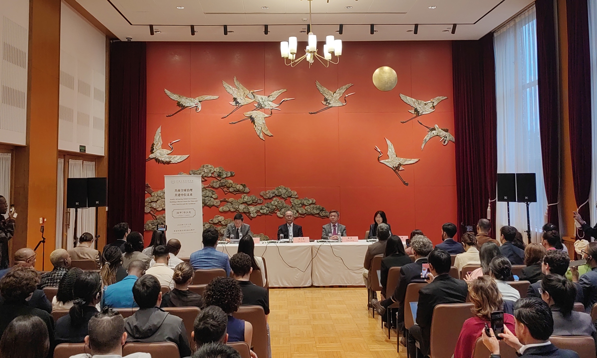 El 12 de octubre de 2026 se celebró en Beijing un simposio sobre las relaciones entre China y América Latina, en el que funcionarios y expertos chinos compartieron sus puntos de vista sobre el desarrollo de dichos vínculos. Foto: Sun Langchen/GT