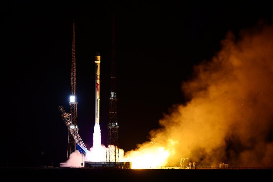 Cohete Zhuque-2E de China lleva 10 satélites al espacio