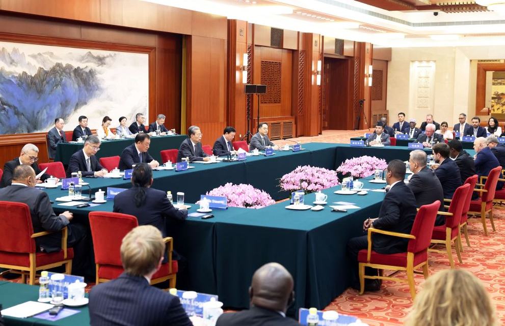 Máximo legislador de China se reúne con participantes en foro de legisladores en Beijing