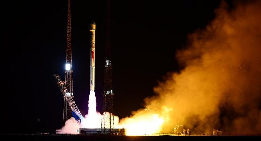 Cohete Zhuque-2E de China lleva 10 satélites al espacio