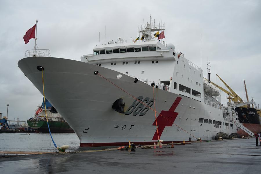 Buque hospital de Armada de China llega a Cote d'Ivoire en misión médica