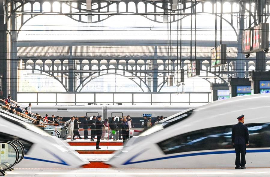 Viajes de pasajeros en ferrocarriles chinos marcan máximo histórico en tres primeros trimestres