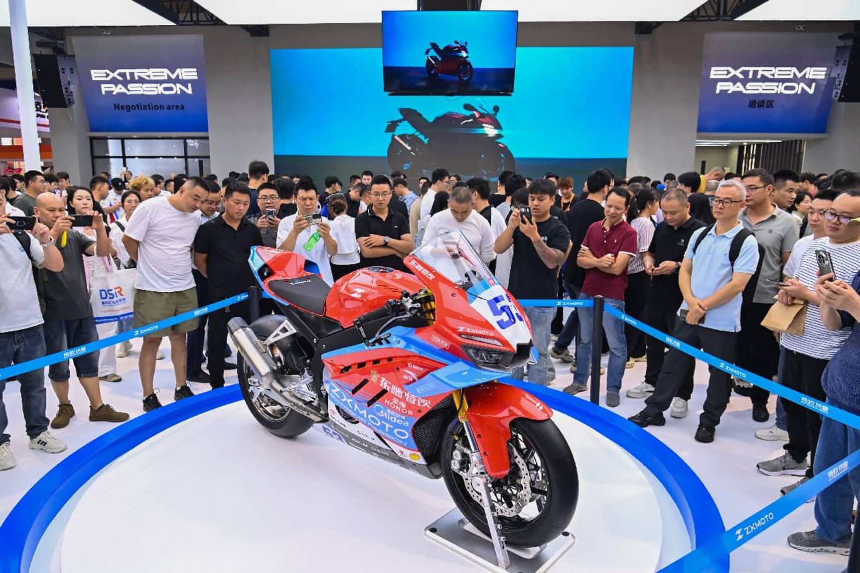 Una motocicleta fabricada por la firma china ZXMOTO se exhibe en la 24.ª Exposición Internacional de la Industria de la Motocicleta de China, en el Centro Internacional de Exposiciones de Chongqing, el 20 de septiembre de 2026. (Foto: Sun Kaifang)
