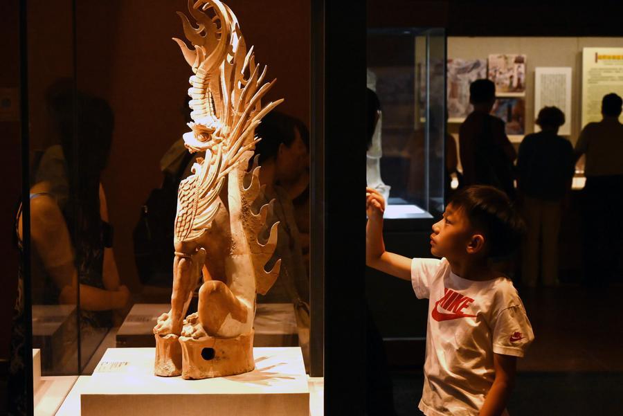 Un niño observa una exposición en el Museo de Dunhuang, en la provincia de Gansu, en el noroeste de China, el 25 de julio de 2026. Los museos se volvieron populares durante el caluroso verano en muchas regiones de China, atrayendo grandes multitudes que acudían tanto en busca de conocimiento como de aire fresco. (Xinhua/Zhang Xiaoliang)