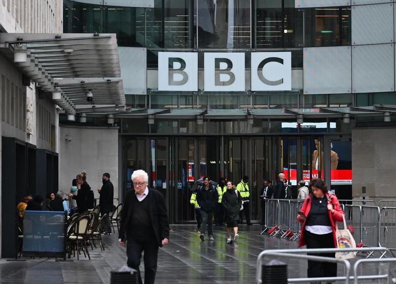 BBC cerrará tres canales de televisión y radio por presiones económicas