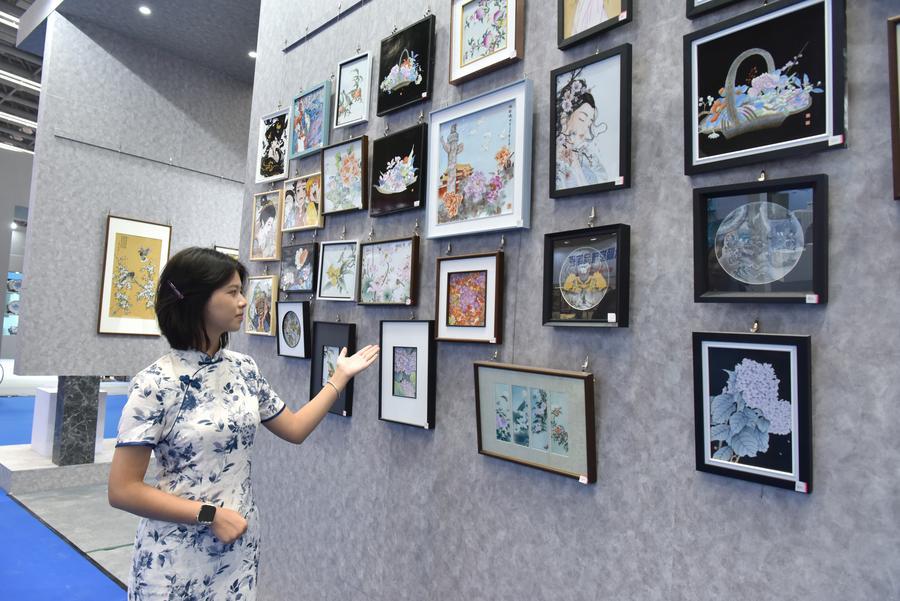 Delegación española dialoga con jóvenes creadores de todo el mundo en capital de porcelana de China